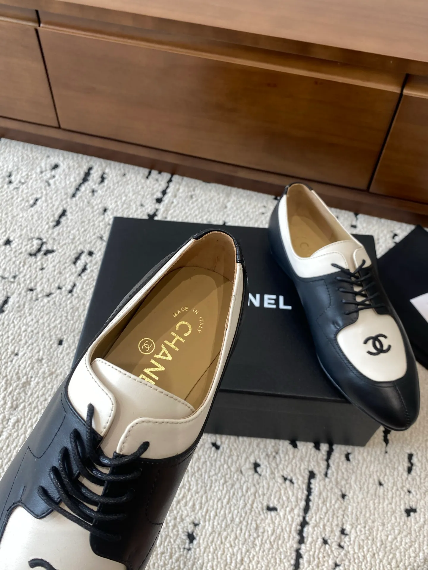 👟👟Ex-factory price 580👟👟 🍀CHANEL｜Chanel Xiaoxiang 25C new autumn and winter products, pointed-toe flat-soled deep-mouth shoes, full of retro style, elegant shoe shape, very pleasing to look at. The pointed toe makes the feet become thinner and looks slender. The classic double-C electric alluring design is particularly fashionable and elegant. The upper is made of top calf patent leather and the lining is silk sheepskin. It is super comfortable. Italian imported cowhide leather outsole. Size: 35-39 (customized 40/41) 👉 👉 👉 Buy now 👉 Buy now 👉